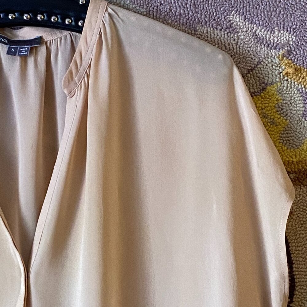 Vince Silk Sz S Relaxed Blouse Snap Up Dolman Short Sleeve Beige - Picture 3 of 9